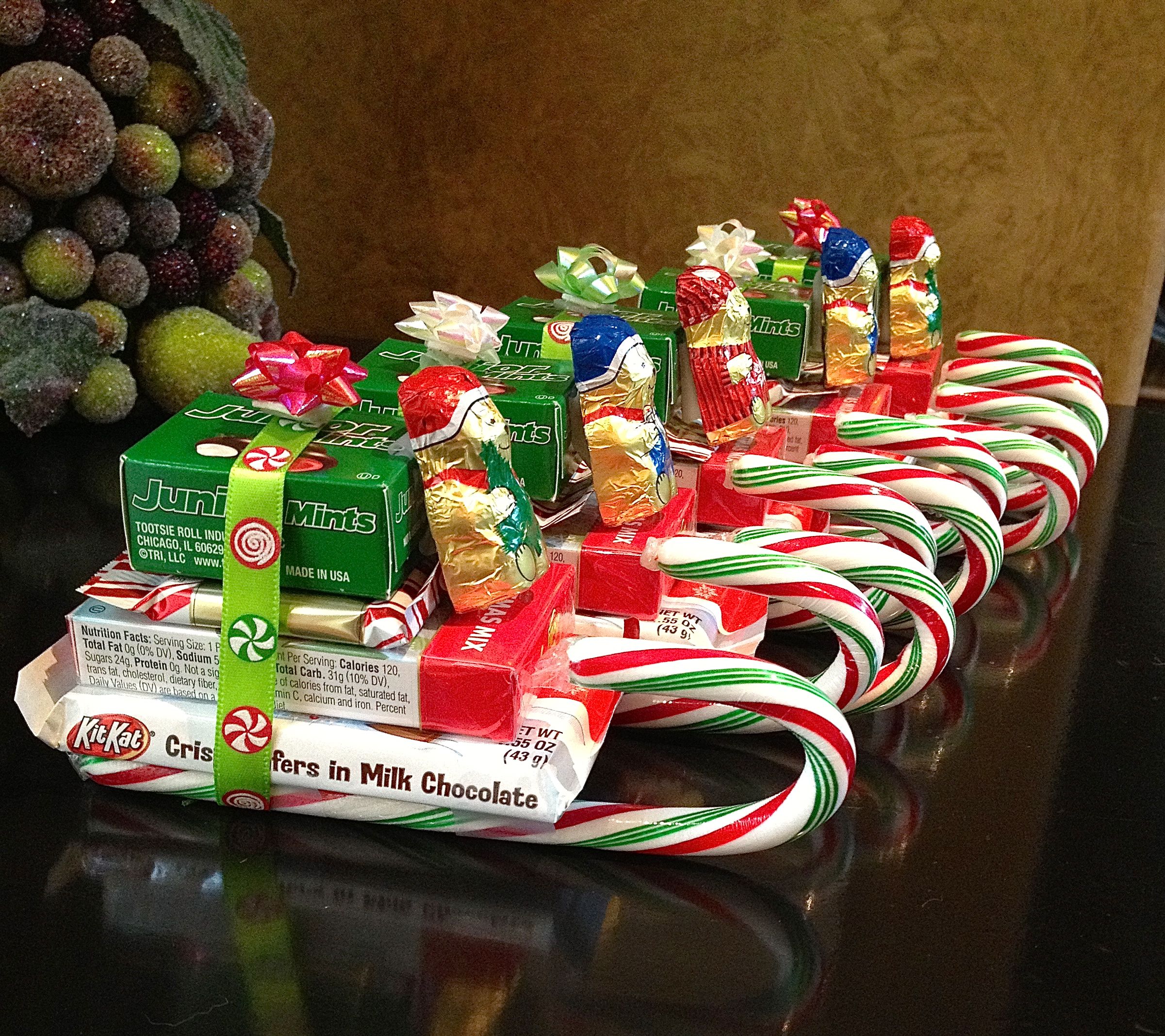 candy bar sleds. This makes a perfect gift for friends | Christmas