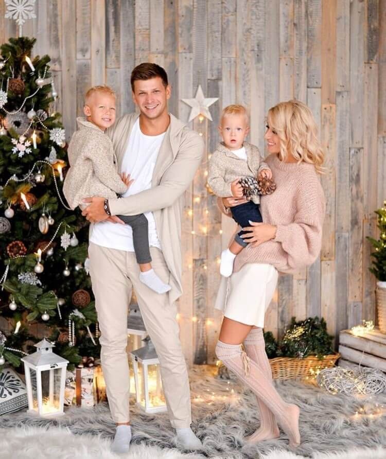 Christmas Family Picture Poses 2021 – Best Christmas Tree 2021